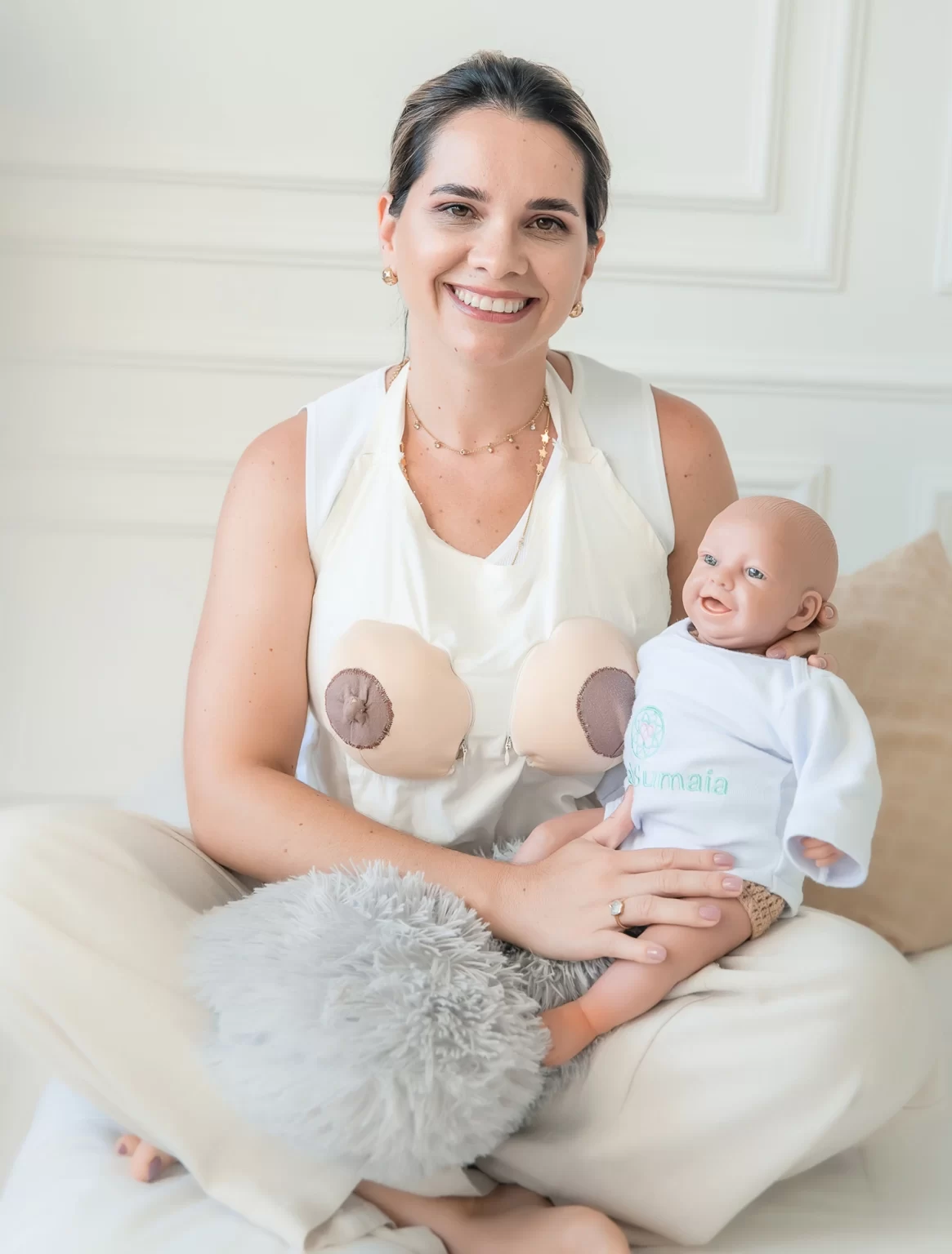 Sarah Sumaia, consultora de amamentação, oferecendo suporte especializado e orientações práticas para mães e bebês