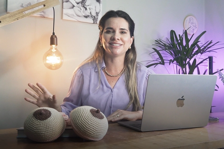 Sarah Sumaia apresentando o curso online 'Primeiro Amamentar', com foco em orientações práticas para gestantes que estão começando a jornada da amamentação